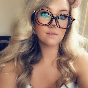 Meet your Posher, Caitlin